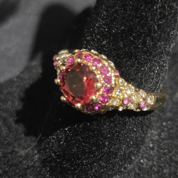 Elegant Gold Tone and Red Gemstone Fashion Ring Size 7 1/2 - Picture 3 of 5